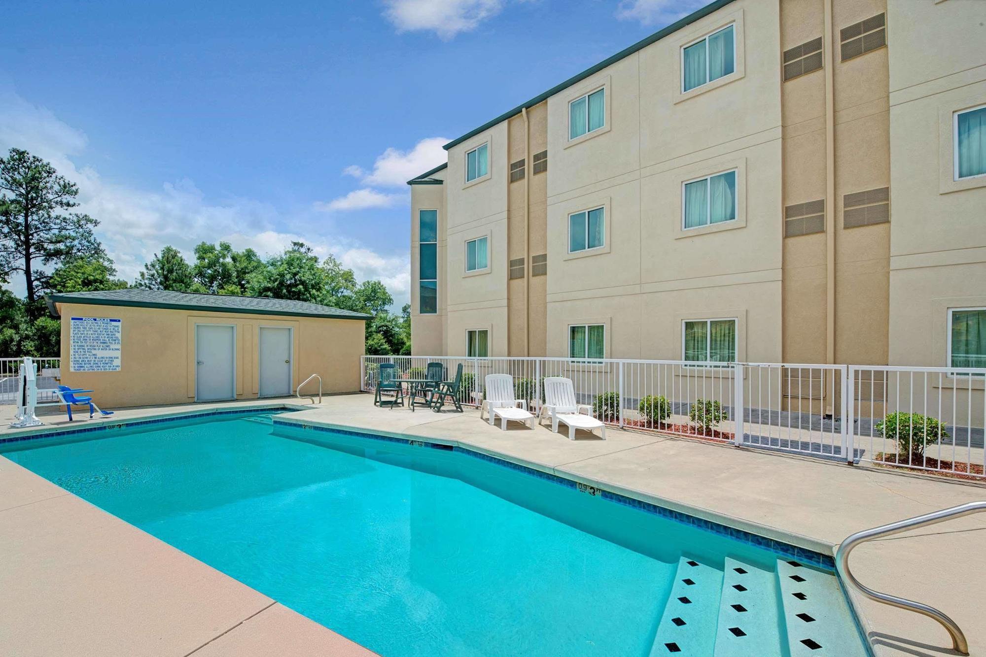 Days Inn & Suites By Wyndham Augusta Near Fort Eisenhower Exterior foto